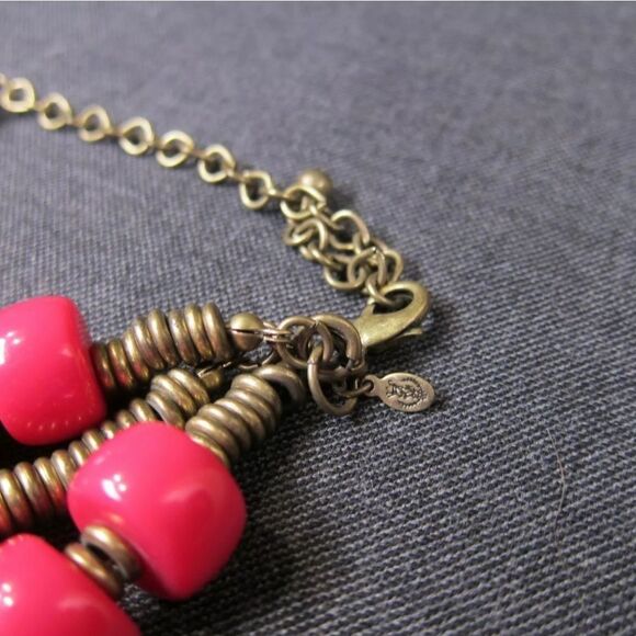 Big chunky hot pink statement necklace Premier Designs acrylic &brass-tone NWOT - Picture 6 of 7